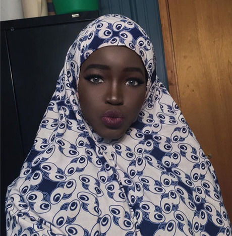 Mọi người nhận xét vẻ đẹp của Lolita trông vừa khác biệt, vừa như chứa đựng điều gì đó thật bí ẩn làm người đối diện cứ muốn nhìn ngắm mãi.