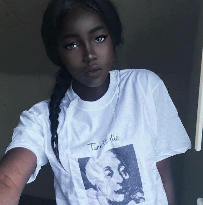 Lolita sở hữu làn da bóng bẩy cùng đường nét gương mặt thanh tú, hài hòa. Những bức ảnh đời thường của em trở nên nổi tiếng khắp các diễn đàn mạng xã hội chỉ sau một đêm.