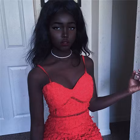 Không chỉ có gương mặt đẹp như búp bê sống cùng làn da đen tuyền ấn tượng, Lolita còn sở hữu vóc dáng nóng bỏng không kém cạnh bất cứ người đẹp nào.