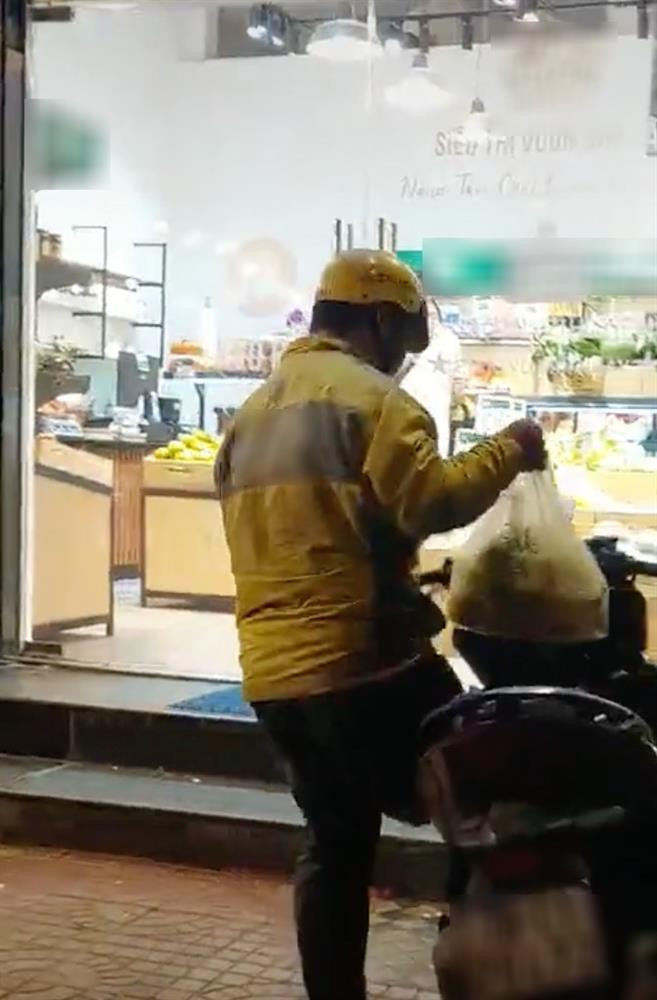 Chủ clip kể: "Lúc đầu hơi giật mình vì thấy 1 bạn shipper nhảy lò cò vào lấy hàng, sau nhìn kỹ mới phát hiện điều đặc biệt. Vì khá tò mò nên mình đã theo dõi bạn ấy, thấy bạn ấy rất tập trung vào công việc. Rất trân trọng người thanh niên đó, khiếm khuyết nhưng không ngừng nỗ lực, bỗng nhiên thấy thật yêu đời. Trung thu năm nay thật đẹp."