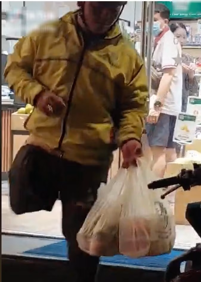 Cụ thể, theo chủ clip chia sẻ, anh bắt gặp nam shipper đặc biệt này tại một cửa hàng bánh kẹo tối ngày 9/9 vừa qua. Khi đó, anh chàng đang chăm chỉ làm việc, giao hàng cho khách.