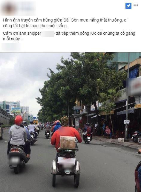 Trước đó, dân mạng cũng từng truyền tay nhau hình ảnh về một nam nhân viên giao hàng dù cơ thể khiếm khuyết nhưng vẫn cần mẫn chạy cuốc xe mưu sinh. Phía sau xe, anh còn đặt một tấm bảng nhỏ ghi dòng chữ: "Shipper đi giao hàng gấp, mong mọi người giúp đỡ".