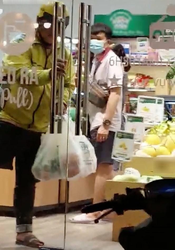 Mới đây, dân mạng đã không ngừng truyền tay nhau đoạn clip ghi lại cảnh một nam shipper khiếm khuyết đang chăm chỉ làm việc.