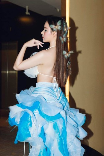 Không vì ai mà nở, cũng không vì ai mà rụt lại phía sau. Hãy luôn là chính mình, toả sáng bằng trí tuệ, nhân cách và sự yêu thương", hot girl 8X nói.