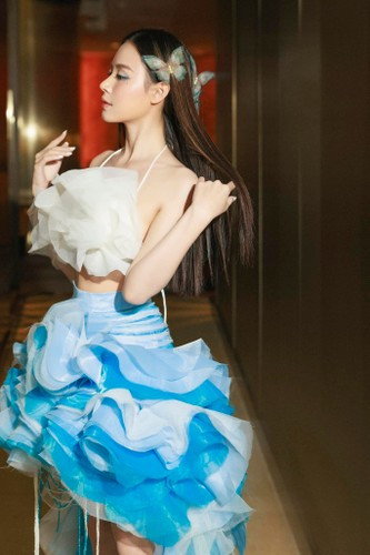 Nhưng giờ đây Midunhận ra suy nghĩ đó thật ngớ ngẩn. Tuy nhiên, trong mỗi hoàn cảnh Midu luôn biết mặc sao cho phù hợp.