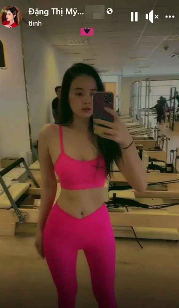 Những bộ trang phục người đẹp 8X Midu lựa chọn mặc thường nhã nhặn, kín đáo nhưng không kém phần trang trọng.