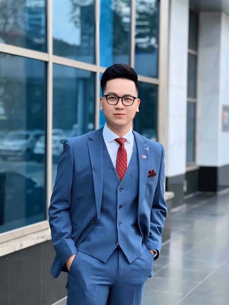 BTV Hữu Trí có ngoại hình bảnh bao và chất giọng truyền cảm. Anh chàng cũng là một trong những MC gắn bó lâu năm với chính luận hot của VTV.