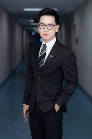 Mới đây, trên trang cá nhân BTV Hữu Trí đã thông báo về việc chia tay chương trình Chuyển động 24h: "Chia tay năm 2021! Và hoàn thành nhiệm vụ với "Chuyển Động 24h". Chiều nay là chương trình cuối cùng của năm 2021 và cũng là buổi dẫn cuối cùng của mình rồi. Hy vọng hành trình tiếp theo sẽ có những sức bật mới!".