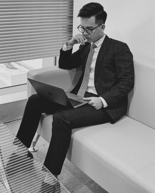 BTV Hữu Trí sinh năm 1991, là gương mặt quen thuộc trên sóng Chuyển động 24h của VTV được 2 năm nay. Anh gây ấn tượng bởi chất giọng miền Tây đặc biệt, trở thành một màu sắc đặc trưng của chương trình.