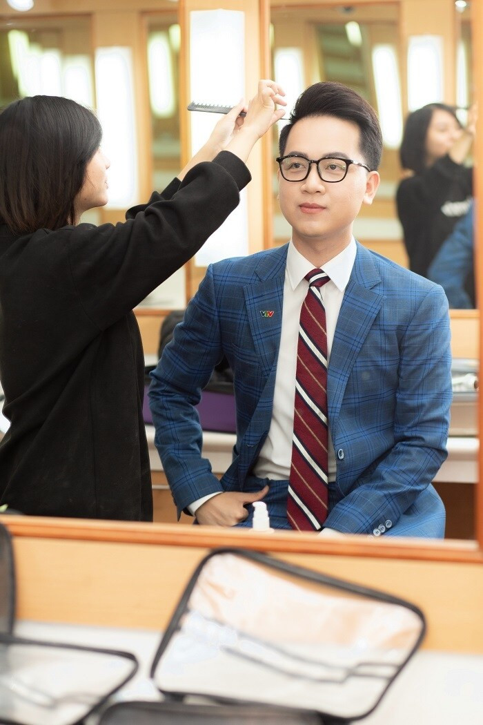 Cũng theo nam BTV, trước đây anh làm ở phòng Kinh tế nên đã từng dẫn Tài chính Kinh doanh, nhưng sau đó Chuyển động 24h cần thêm MC nên được điều động sang dẫn. Dù vậy nhưng Hữu Trí vẫn sinh hoạt ở phòng Kinh tế.