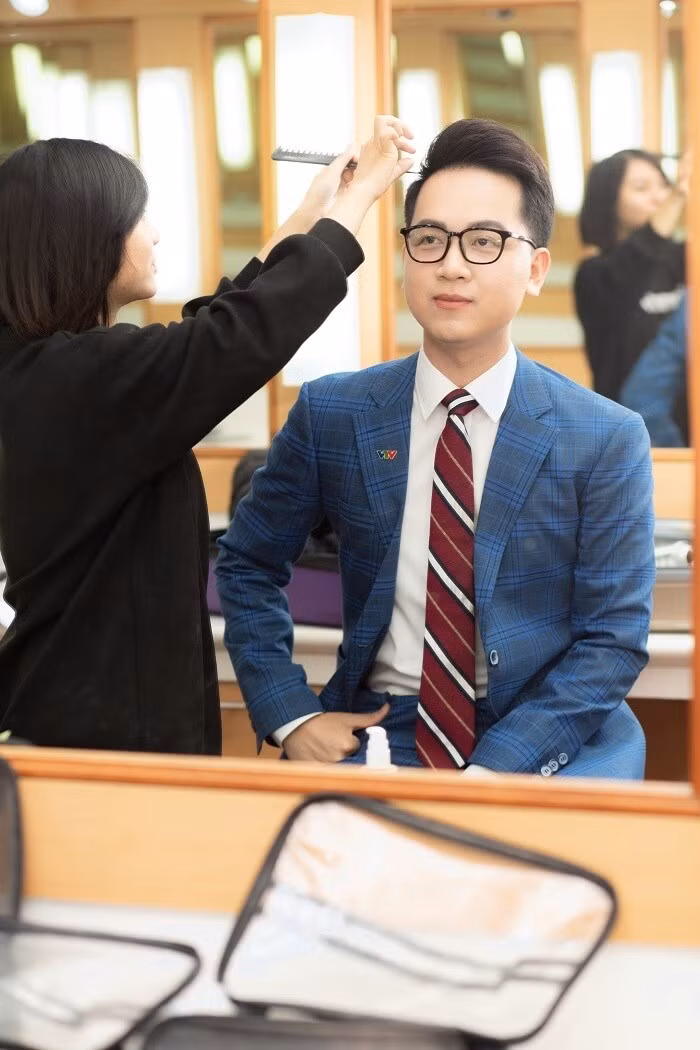 Cũng theo nam BTV, trước đây anh làm ở phòng Kinh tế nên đã từng dẫn Tài chính Kinh doanh, nhưng sau đó Chuyển động 24h cần thêm MC nên được điều động sang dẫn. Dù vậy nhưng Hữu Trí vẫn sinh hoạt ở phòng Kinh tế.