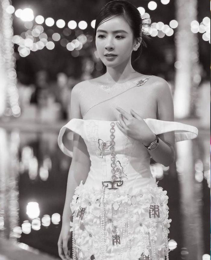 Ngay sau khi những bức ảnh gái xinh bị nhầm là cô dâu khi lên đồ đi ăn cưới được đăng tải, danh tính cô nàng cũng được netizen. Tưởng ai xa lạ, hoá ra chỉ cần vài cái lướt nhiên người đã nhận ra đây không ai khác chính là hot girl đình đám Phương Bora.