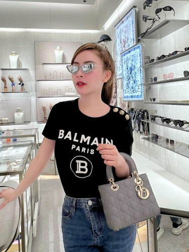 Phương Bora có gương mặt xinh xắn cùng thân hình nóng bỏng với số đo 3 vòng lý tưởng 88-59-92 (cm).