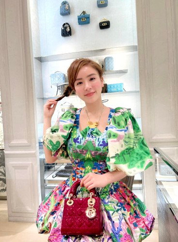 Phương Bora nhấn mạnh, dùng hàng hiệu là sở thích của mỗi cá nhân nhưng đối với cô, những người có điều kiện và nằm trong khả năng thu nhập cho phép thì nên dùng.