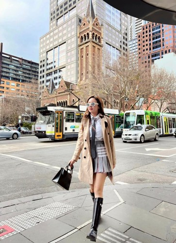 Phương Bora cho hay: "Tôi có tầm 15 túi đến từ các hãng Hermes, Chanel, Dior, Louis Vuitton. Nhưng có lẽ hãng tôi hay dùng nhất là Hermes. Túi Hermes đắt nhất mà tôi có khoảng 28.000 USD (gần 700 triệu đồng)".