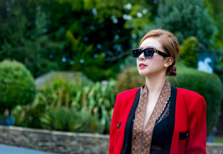 Ngoại trừ những phụ kiện có giá đắt đỏ, Phương Bora thường chưng diện những thiết kế váy áo đến từ những thương hiệu danh tiếng vì chất liệu, kiểu dáng của những món đồ này cũng tốt hơn và đẹp hơn.