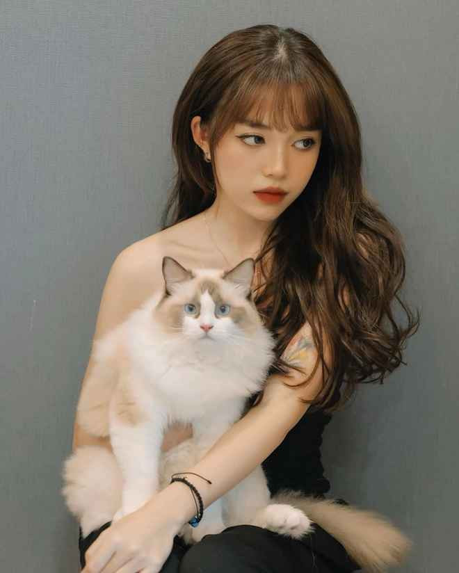 Bên cạnh đó, hot girl Linh Ngọc Đàm còn thu hút người đối diện bởi nhan sắc xinh đẹp, phong cách đa dạng, lúc cá tính khi lại quyến rũ hết phần thiên hạ.