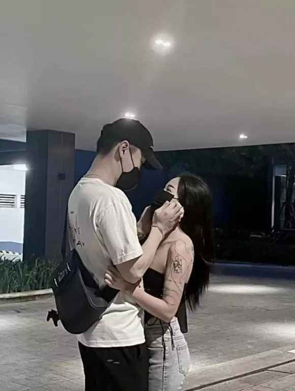 Và gần nhất trên trang cá nhân, streamer xinh đẹp khoe clip bên một chàng trai. Đó chính là anh bồ mới nhất của Linh Ngọc Đàm.