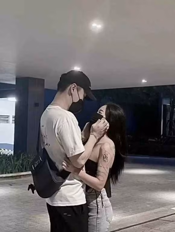 Và gần nhất trên trang cá nhân, streamer xinh đẹp khoe clip bên một chàng trai. Đó chính là anh bồ mới nhất của Linh Ngọc Đàm.