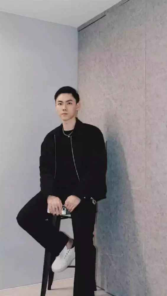 Khi dân mạng vẫn đang tò mò về profile anh chàng, ở clip thứ 2, nữ streamer đã khoe cận ngoại hình "đỉnh chóp" của bồ.