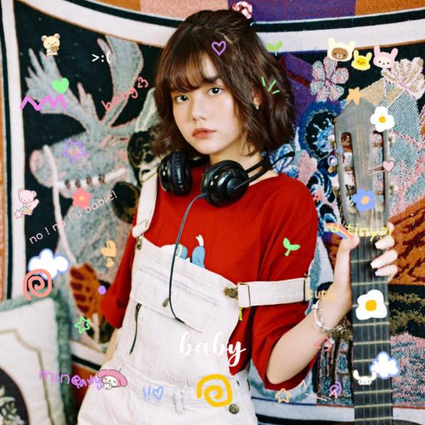 Đi ngược lại với phong cách "tổng tài" chất lừ của chị gái, Minh Ngọc có vẻ chuộng style nhẹ nhàng, nhiều lần hạ gục trái tim của bao chàng trai bởi sự ngọt ngào.