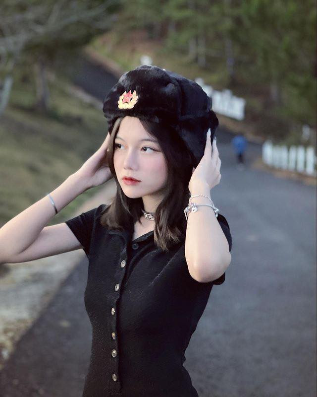 Với nhan sắc xinh đẹp, dễ thương cùng sự hiểu chuyện, biết điều của mình nên có lần, trong một bài đăng trên trang cá nhân, khi chị gái Linh Ngọc Đàm “mở hội kén rể” cho Minh Ngọc, đã có không ít chàng trai xin “ứng tuyển” với những bình luận vô cùng dễ thương.