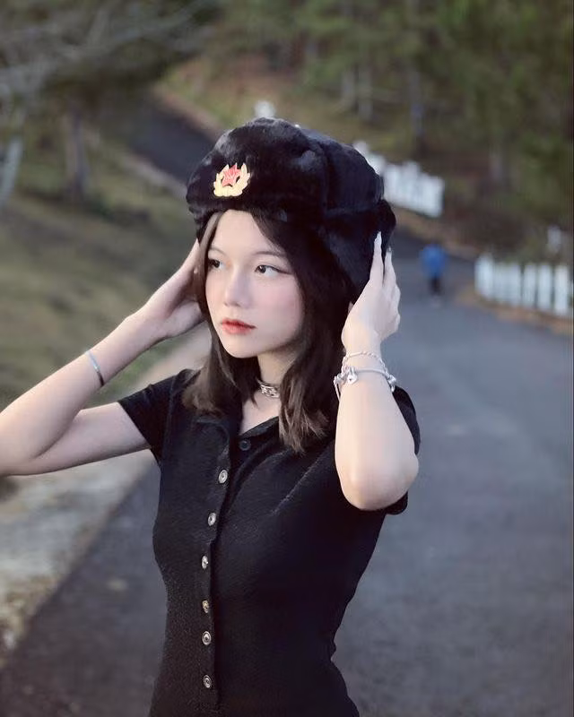 Với nhan sắc xinh đẹp, dễ thương cùng sự hiểu chuyện, biết điều của mình nên có lần, trong một bài đăng trên trang cá nhân, khi chị gái Linh Ngọc Đàm “mở hội kén rể” cho Minh Ngọc, đã có không ít chàng trai xin “ứng tuyển” với những bình luận vô cùng dễ thương.