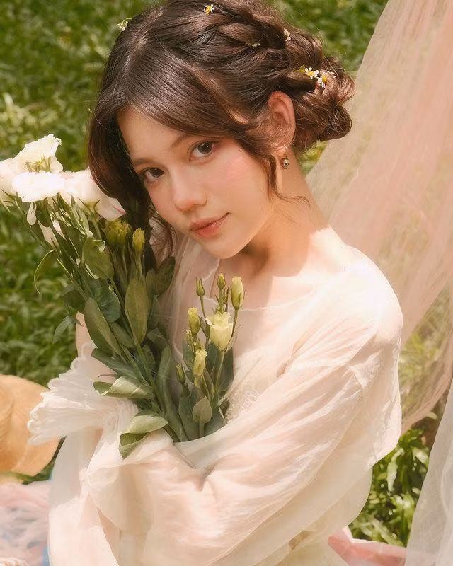 Linh Ngọc Đàm cũng từng chia sẻ rằng “đi học thì chi bao nhiêu cũng đáng” và khen em gái Minh Ngọc “biết tự kiếm tiền và thương chị lắm nên thấy đồng tiền bỏ ra xứng đáng thật sự”.