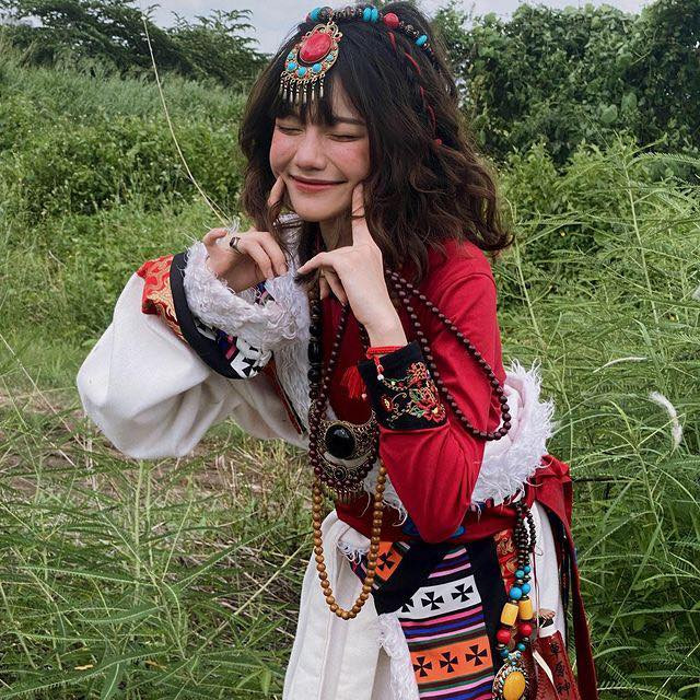 Đàm Minh Ngọc là cái tên không còn xa lạ gì với nhiều netizen. Gái xinh GEN Z này được biết tới là em gái nữ streamer, Youtuber và người mẫu ảnh Linh Ngọc Đàm.