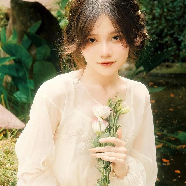 Em gái Linh Ngọc Đàm gây ấn tượng với nhan sắc xinh đẹp, ngọt ngào cùng khuôn mặt baby. Nhìn sơ qua thì vẻ ngoài của Minh Ngọc không khác chị gái là mấy, thậm chí, nhiều người còn lầm tưởng họ là chị em sinh đôi.