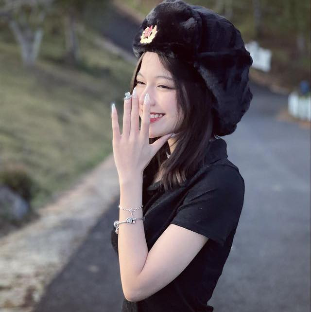 Đàm Minh Ngọc sinh năm 2002, hiện tại đang là sinh viên ngành Thiết kế thời trang của Trường Đại học Hoa Sen. Có lẽ vì yêu thích thời trang nên phong cách của cô nàng cũng rất nổi bật, hút mắt.