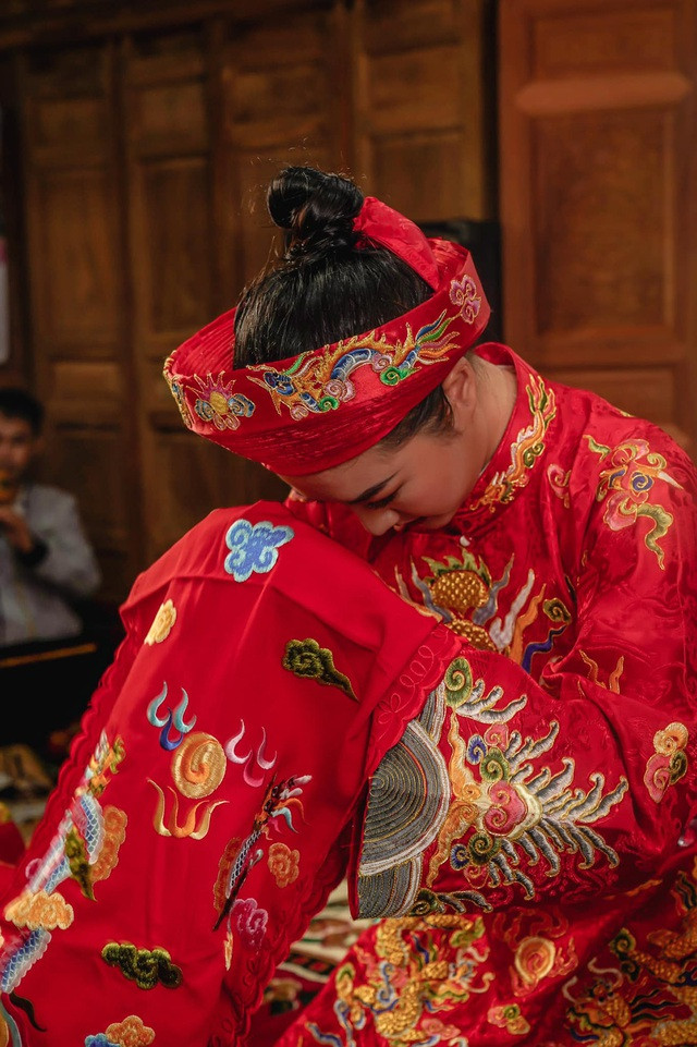 Khuôn mặt phúc hậu, lộng lẫy trong những trang phục nghi lễ, nhưng khi trở về với cuộc sống đời thường, Bảo Ngọc vẫn là một 9X năng động, quyến rũ.