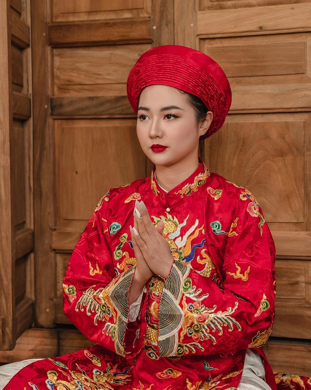 Trên trang cá nhân của mình, Bảo Ngọc mới chia sẻ những bức ảnh được ghi lại ở Buổi lễ hầu đồng được diễn ra vào tháng 2 âm lịch vừa qua tại Đền Cẩm Sơn, Cổ Đô, Ba Vì, Hà Nội.