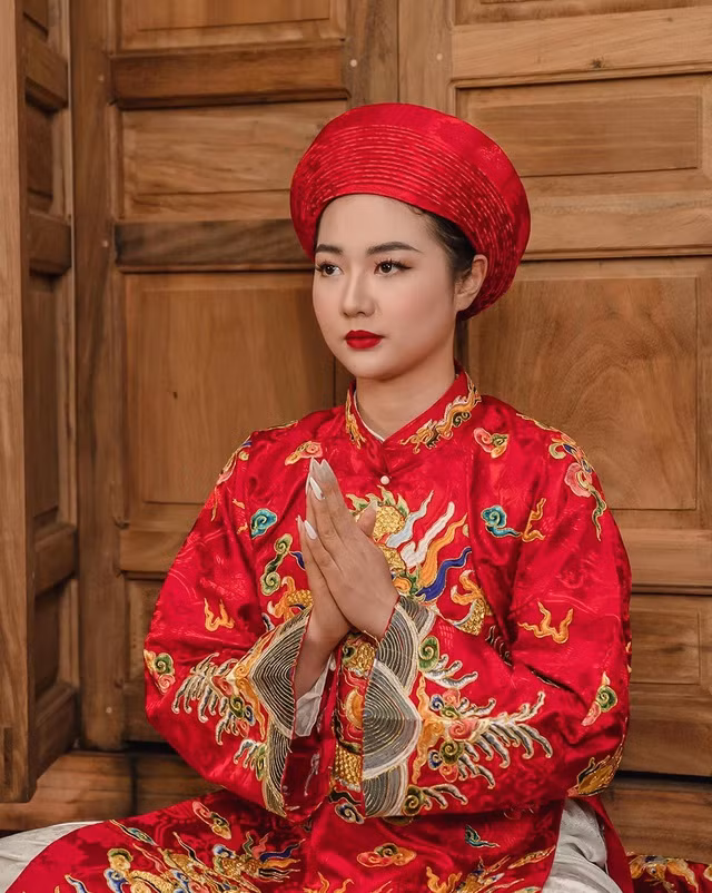 Trên trang cá nhân của mình, Bảo Ngọc mới chia sẻ những bức ảnh được ghi lại ở Buổi lễ hầu đồng được diễn ra vào tháng 2 âm lịch vừa qua tại Đền Cẩm Sơn, Cổ Đô, Ba Vì, Hà Nội.