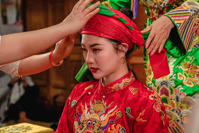 Mình cảm thấy biết ơn tuổi thơ vì được chứng kiến cũng như giáo dục bởi cha mẹ. Gia đình chính là cái nôi giúp mình trưởng thành và thấm nhuần Đạo Mẫu, để mình có được sự giác ngộ như ngày hôm nay." Hoa khôi đại học FPT 2018 cho biết thêm.