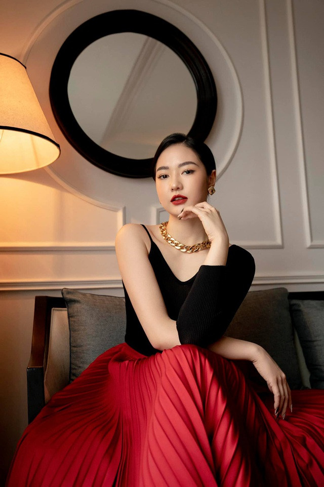 Điều khiến nhiều người bất ngờ hơn nữa là hình ảnh của Bảo Ngọc khi là cô đồng đẹp bao nhiêu thì hình ảnh đời thường lại xinh xắn, cá tính bấy nhiêu.