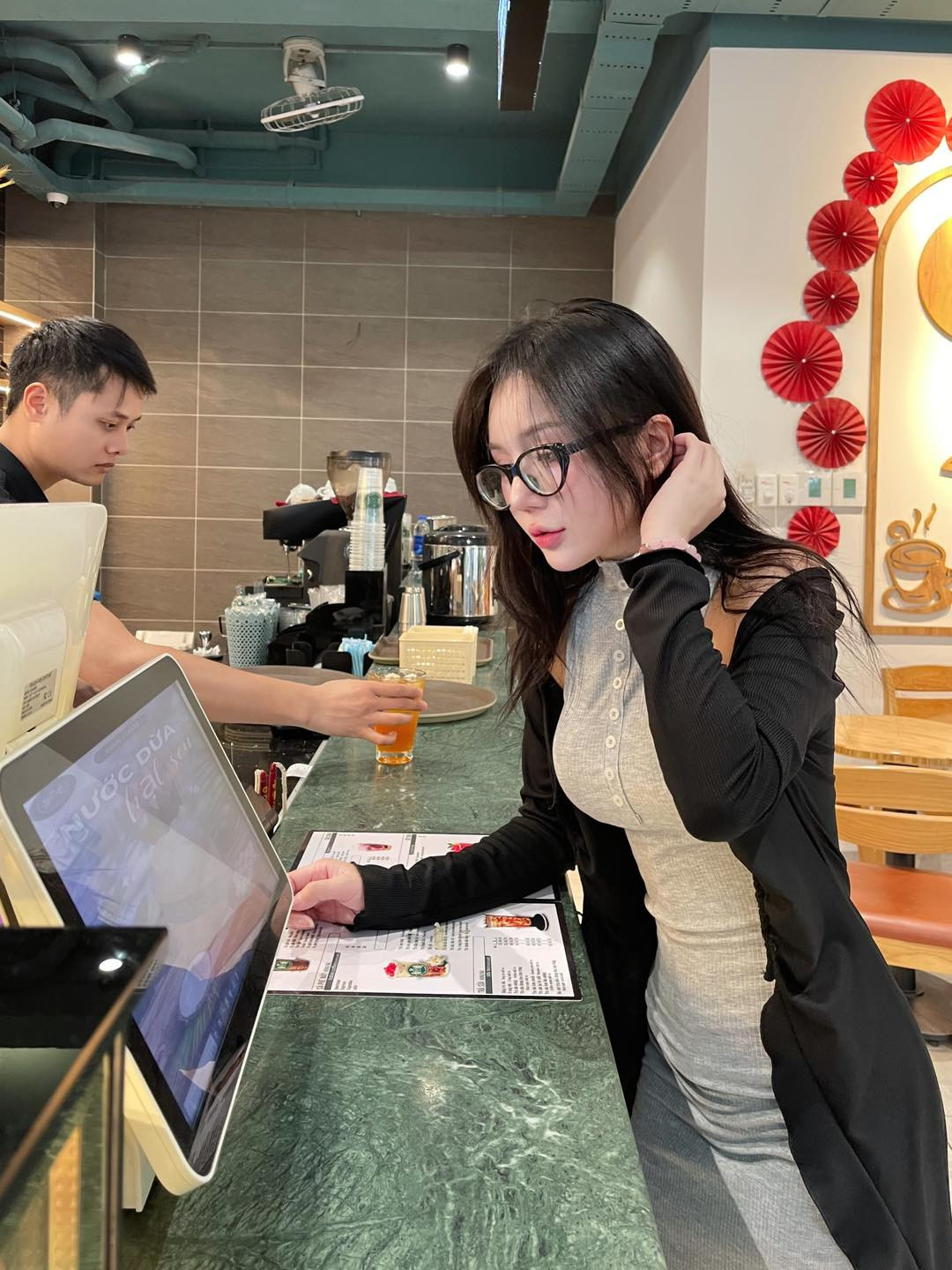 Có những lúc, nữ streamer này khiến các fan phải "xịt keo" cứng ngắc khi khoe những đường cong "cháy khét".