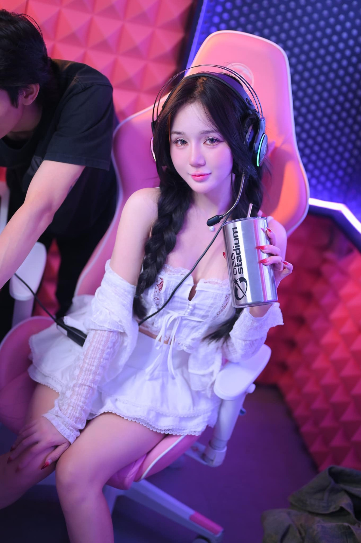 Nữ người mẫu, cosplayer, streamer nổi tiếng trong cộng đồng game thủ Việt Nam này được fan ví như "thiên thần" ngoài đời thực, cô nàng thu hút một lượng lớn người xem và ủng hộ nồng nhiệt mỗi khi lên sóng.