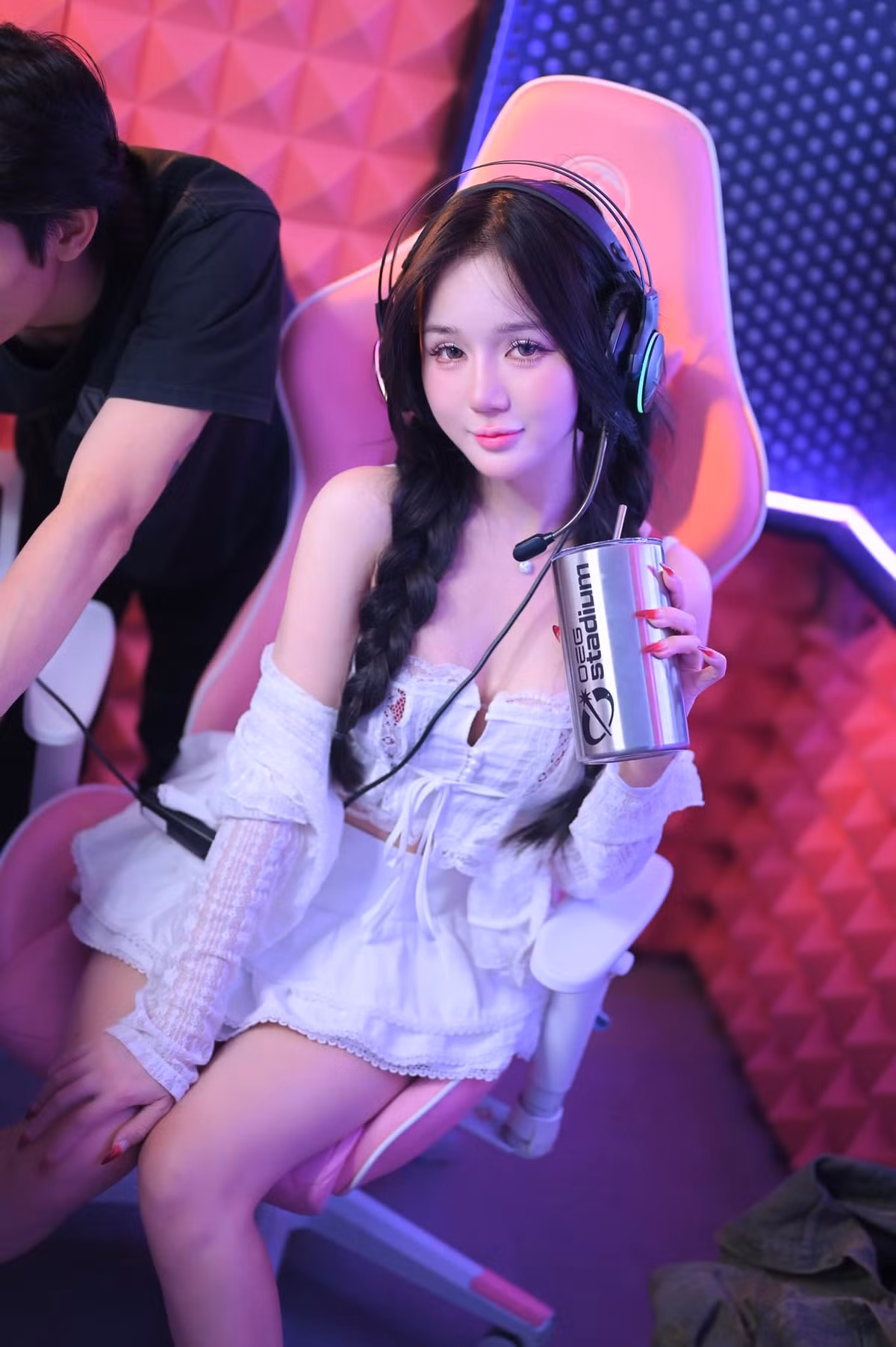 Nữ người mẫu, cosplayer, streamer nổi tiếng trong cộng đồng game thủ Việt Nam này được fan ví như "thiên thần" ngoài đời thực, cô nàng thu hút một lượng lớn người xem và ủng hộ nồng nhiệt mỗi khi lên sóng.