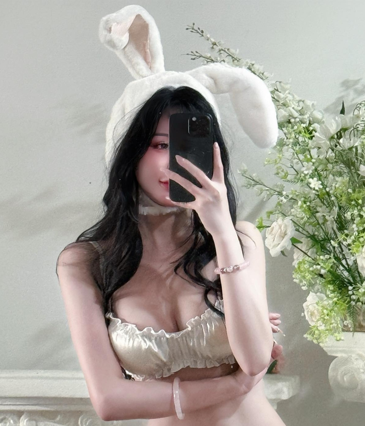 Với vòng eo con kiến, đôi chân dài miên man cùng thần thái sang chảnh như bước ra từ bìa tạp chí, "bóng hồng" đình đám này thực sự khiến mạng xã hội bùng nổ.