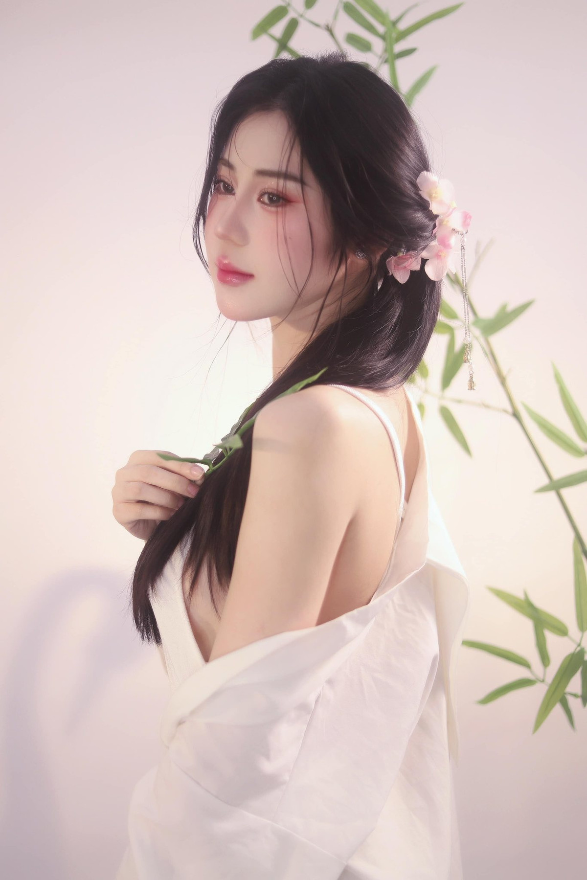 Điều khiến người ta phải ngỡ ngàng không chỉ là nhan sắc vẫn "đỉnh chóp", mà còn là vóc dáng nóng bỏng của Phan Hoàng Thiên Thy không chút dấu hiệu của thời gian.