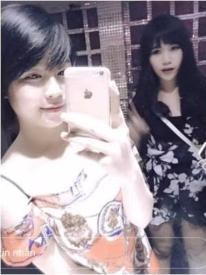 Có thể thấy, Trâm Anh thời chưa "đập đi xây lại" sở hữu chiếc mũi thấp, cánh mũi to bè và khuôn mặt cũng không thanh thoát như bây giờ.