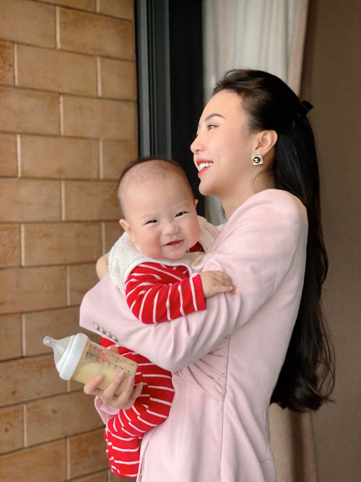 Dưới phần bình luận, Vũ Ngọc Châm nhận được rất nhiều lời chúc mừng của mọi người. Bạn bè cũng khen cô hợp bầu, đẻ xong càng xinh hơn.