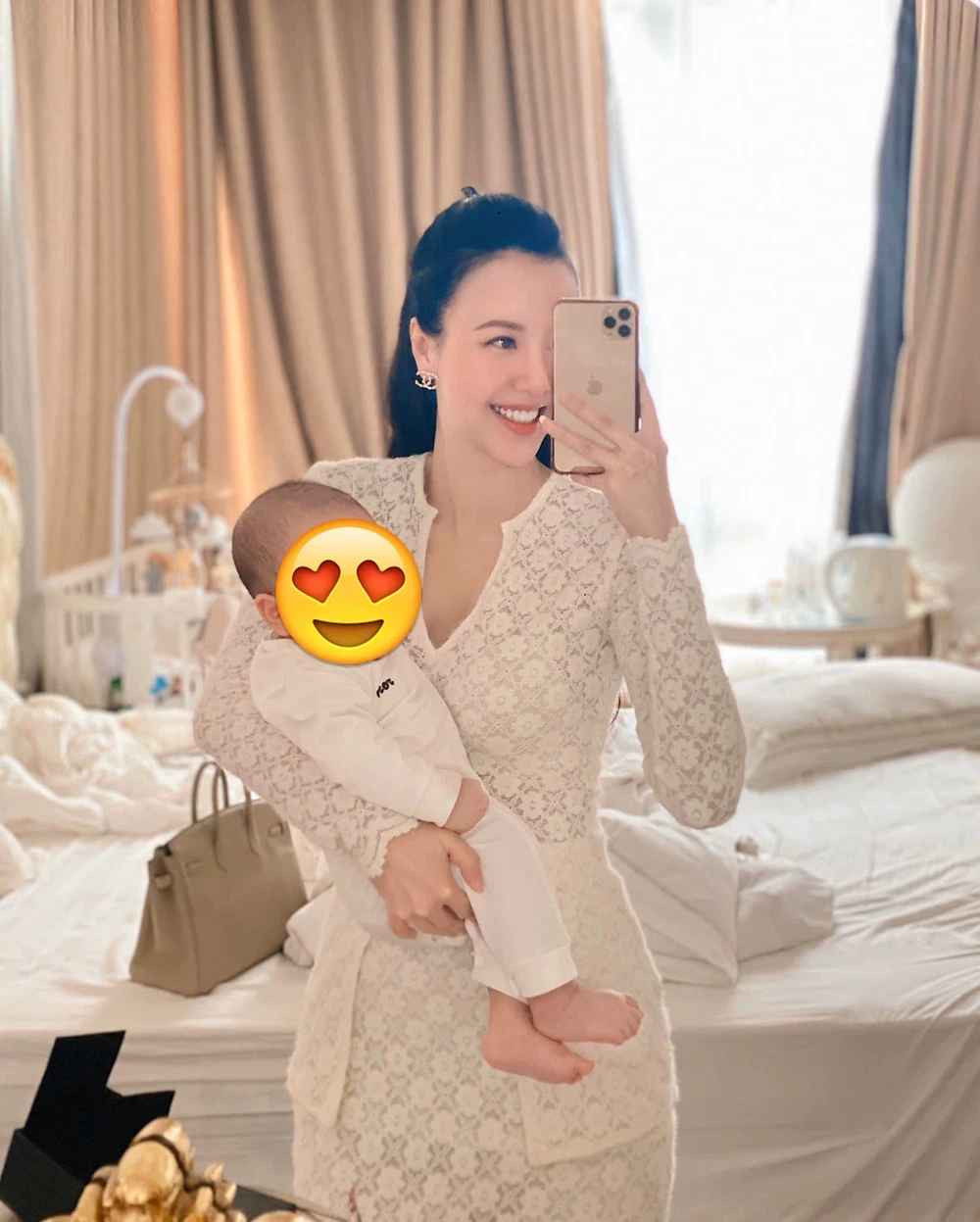 Trong khi con trai lớn là bé Leo vừa được 8 tháng tuổi thì nàng cựu hot girl hàng không này đã có bầu bé thứ hai được 5 tuần tuổi.