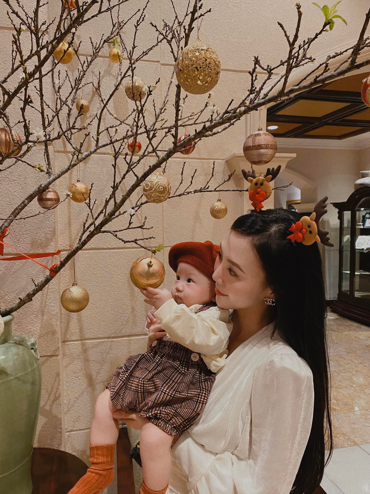 Cuối năm 2020, Vũ Ngọc Châm kết hôn với ông xã doanh nhân.