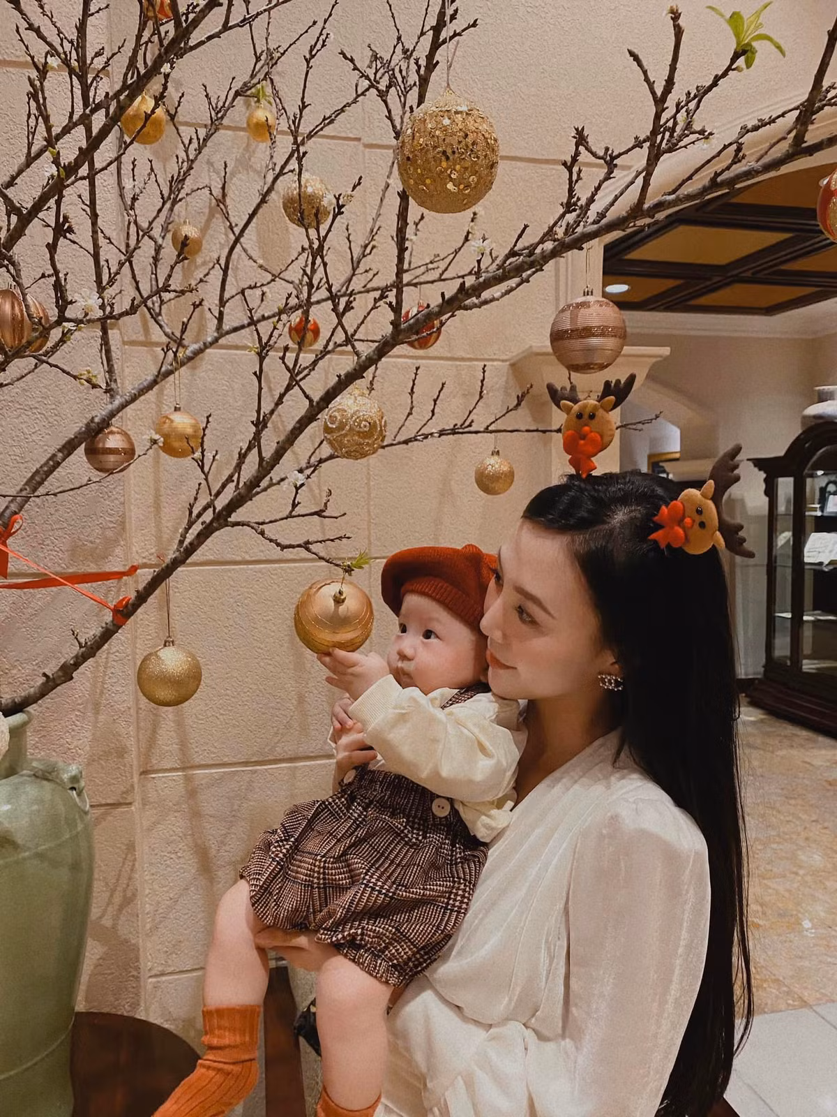 Cuối năm 2020, Vũ Ngọc Châm kết hôn với ông xã doanh nhân.