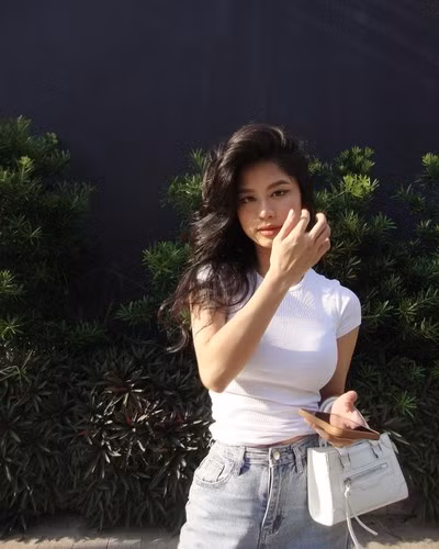 Tuy nhiên, đại diện của thẩm mỹ sau đó đã lên tiếng cho biết, nàng hot girl Thanh Hóa chưa từng sử dụng dịch vụ nâng ngực của cơ sở này mà là do nhân viên Marketing đã sai sót trong việc sử dụng hình ảnh để quảng cáo nên cũng đã nhanh chóng gỡ bài.