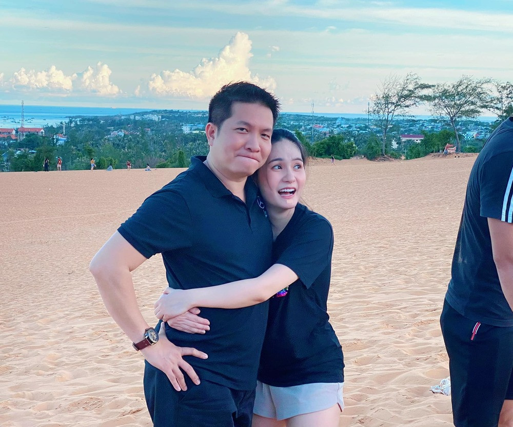 Đoàn Di Băng được biết đến với danh xưng "ca sĩ lấy chồng đại gia". Chồng cô là Nguyễn Quốc Vũ, sinh năm 1978. Anh sinh ra trong gia đình có truyền thống kinh doanh.