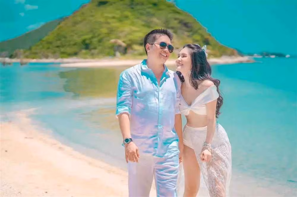 Kèm theo đó là loạt ảnh cực hot của anh và bà xã mang biệt danh "nữ đại gia 7". Trong hình, cả 2 lên đồ đồng điệu chụp ảnh với bối cảnh xung quanh là bãi biển rộng lớn.