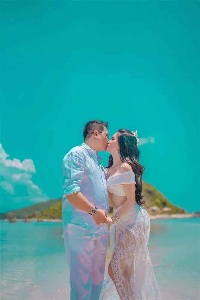 Để loạt hình bỏng mắt hơn, Di Băng diện bộ đồ giống kiểu nội y, phía dưới kèm thêm chiếc khăn ren mỏng. Trong khi anh Vũ diện bộ đồ màu trắng.